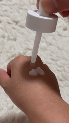 촉촉하니 잘 발라지고 흡수력이 빨라서 끈적이지 않아서 좋아요 !